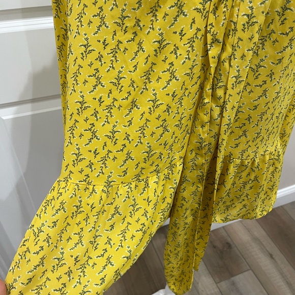 Loft Top Yellow Floral Women's Top Loft Size Medium Ruffle Top - Picture 7 of 9